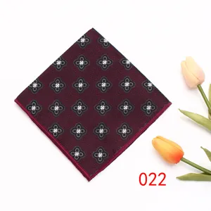 Heren bordeauxrode pochet met elegant klaver bloemmotief, klassiek kostuum zakdoek accessoire.