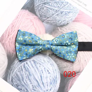 Farfalla uomo in cotone blu con motivi floreali vista dettaglio, accessorio chic e stiloso.