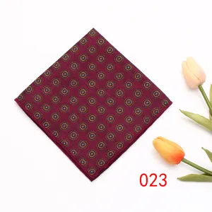 Bordeauxrode heren pochet met retro bloemenpatroon voor pak trouwerij en zakelijk feest.
