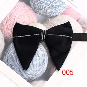 Farfallina nera in velluto con catena argento, accessorio elegante per uomo alle cerimonie.