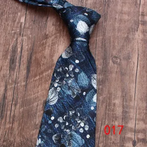 Cravate pour homme à imprimé floral bleu, élégant motif de feuilles pour mariage.