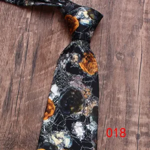 Cravate pour homme à imprimé floral élégant, accessoire de mode motif sombre.