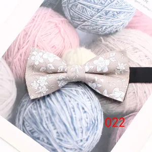 Farfalla da uomo in cotone con delicato motivo floreale, accessorio elegante e casual.