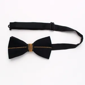 Classico papillon nero con elegante catena dorata e cinturino regolabile per uomo.