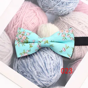 Papillon floreale in cotone da uomo, elegante cravatta a farfalla blu casual con stampa a fiori.