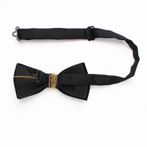 Farfallino nero da uomo con decorazione a catena d'oro, accessorio elegante per matrimoni.