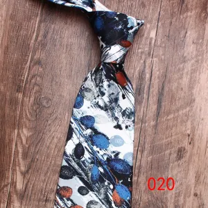 Vue détaillée de la cravate imprimée pour homme avec motif floral abstrait sur bois.