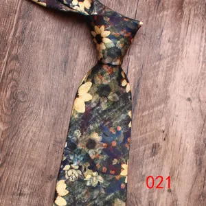 Cravate imprimee florale vintage pour homme, design elegant pour mariage et affaires.