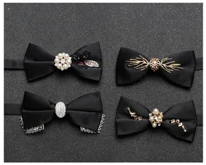 Primo piano di papillon neri da uomo in raso con perle, strass e dettagli ricamati eleganti.