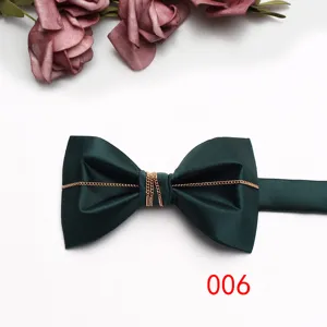 Farfallina uomo verde scuro con catena dorata, elegante per abiti da sposa e feste.