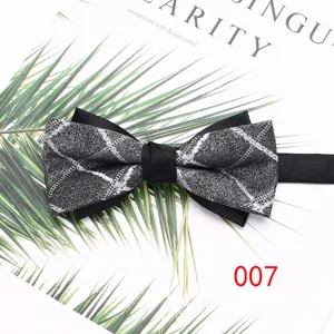 Detalle de pajarita para hombre cuadros negro plata accesorio boda tejido poliester.