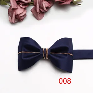 Vista di dettaglio di un papillon blu scuro con catena dorata per eventi e matrimoni.