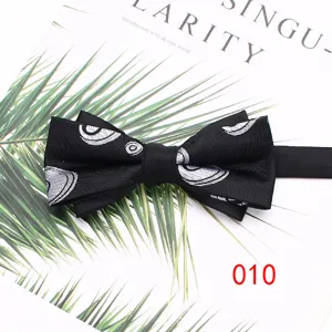 Primer plano de pajarita negra de poliéster con patrón plateado, elegante accesorio de hombre.