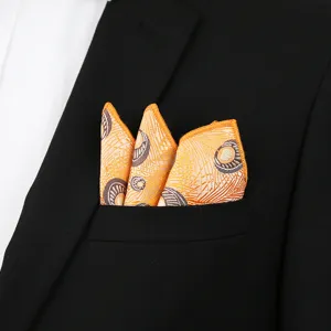 Elegante pañuelo de bolsillo naranja para hombre, ideal para bodas y trajes de negocios.