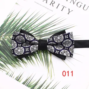 Primer plano de una elegante pajarita de poliéster negra y morada con patrón para hombres.