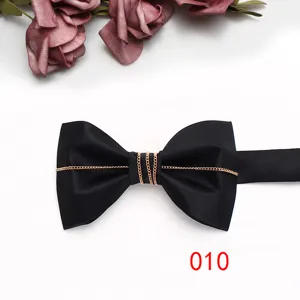 Farfallino nero in raso con dettaglio catena d'oro, accessorio elegante per matrimonio.