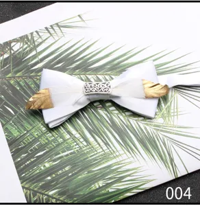 Dettaglio papillon in piuma bianca, elegante accessorio da sposo con fibbia metallica.