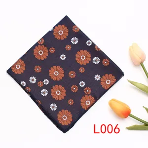 Pañuelo de bolsillo floral para hombre elegante traje azul marino vista detallada.