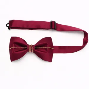 Farfallino bordovino con dettaglio di catena dorata, elegante accessorio formale.