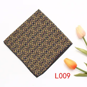 Vista detallada de cerca de un pañuelo de bolsillo azul oscuro con estampado floral.