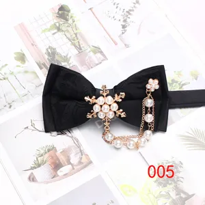 Primo piano dettagliato di un papillon nero con decorazione a fiocco e catena.