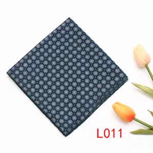 Pañuelo de bolsillo elegante para hombre con delicado diseño floral, ideal para trajes.