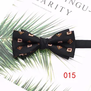 Pajarita negra clásica para hombre con elegante patrón geométrico de diamantes para bodas.