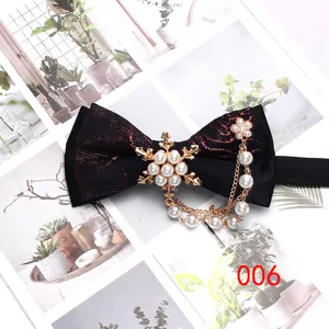 Dettaglio di papillon uomo con catena perle fiocco neve, elegante accessorio per feste chic.