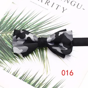 Primer plano de una elegante pajarita de camuflaje negro y gris para hombre, ideal para bodas.