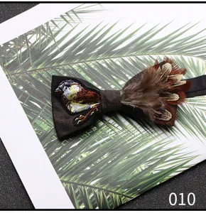 Primo piano dettagliato del papillon da uomo con piume marroni e ricamo di uccelli.