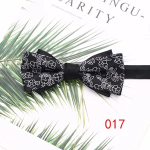 Vista detallada de pajarita negra de poliester floral para accesorios de boda de hombres.