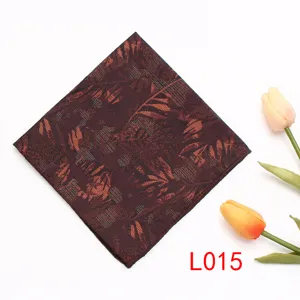 Detalle de primer plano del pañuelo de bolsillo para traje marrón oscuro con hojas.