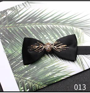 Papillon nero da uomo con centro in strass e ramo metallico per matrimonio e abito.