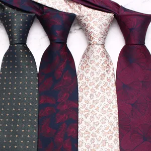 Primo piano di quattro eleganti cravatte da uomo con vari motivi tessuti e texture raffinate.