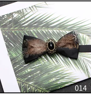 Primo piano dettagliato di un papillon vintage nero in piume con strass brillante.