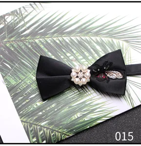 Farfallina uomo nera con fiore di perla strass e dettaglio api ricamate per matrimonio