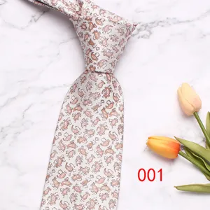 Dettaglio cravatta uomo classica con elegante motivo retrò e tessuto di qualità.