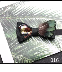 Farfalla nera uomo con ricamo di uccello e piume verdi elegante accessorio da sposa