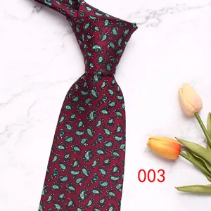 Dettaglio cravatta da uomo paisley bordeaux che mostra il tessuto fantasia verde.