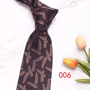 Cravatta da uomo bordeaux con motivo a piuma, ideale per matrimoni ed eventi d'affari.