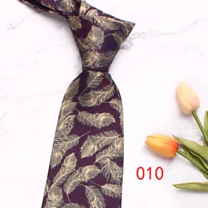 Cravatta da uomo bordeaux con motivo a piuma dorata vintage, ideale per affari o matrimoni.