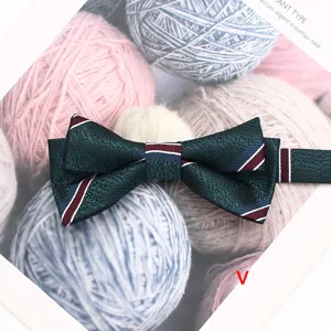 Élégant nœud papillon vert foncé à motifs avec rayures diagonales pour mariage et costume.