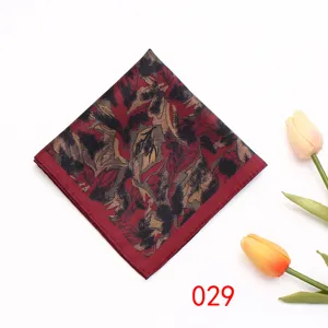 Pochette de costume pour homme, élégant mouchoir rouge foncé à imprimé floral abstrait.