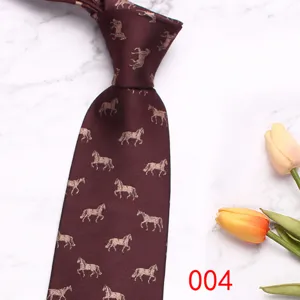 Cravate bordeaux avec détail de motif de cheval élégant, vue rapprochée sur fond marbre.