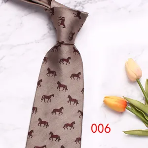 Cravate classique pour homme marron avec motif de cheval, cravate élégante de loisir.