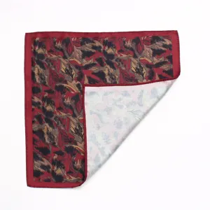 Vue détaillée d'une pochette de costume rouge à motif abstrait élégant pour tenues formelles.