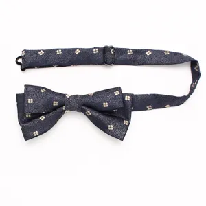 Détail de nœud papillon double à motif bleu marine, texture élégante avec sangle en métal réglable.