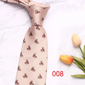 Gros plan detail de la cravate rose pour homme avec motif de tete de cheval sur du marbre.