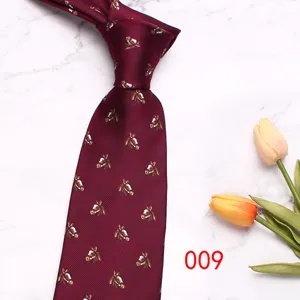 Cravate homme bordeaux avec imprimé tête de cheval élégant, accessoire idéal pour fêtes et.