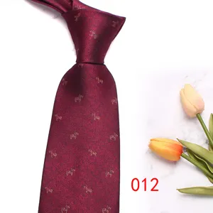 Vue détaillée de la cravate bordeaux pour homme avec imprimé animal et décor de tulipes.